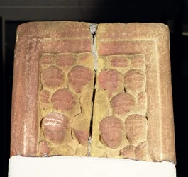 Frammento del pilastro della Croce di Rothbury che raffigura una scena di folla, 800-850 d.C.